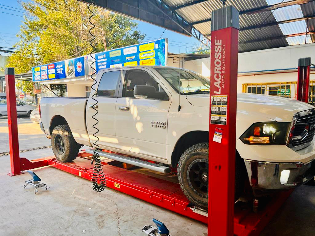 Cambio de aceite, revisión de fluidos, inspección de frenos, alineación y balanceo de ruedas, cambio de filtros y mucho más.