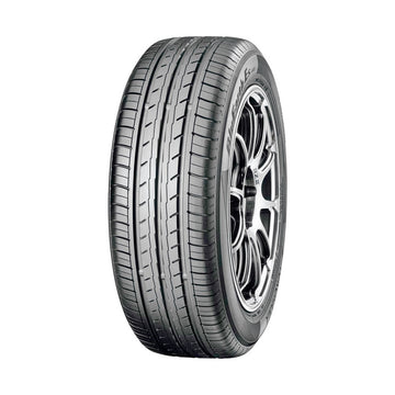 Neumático Yokohama ES32 195/55R16 87V. Imagen referencial; llanta no incluida.