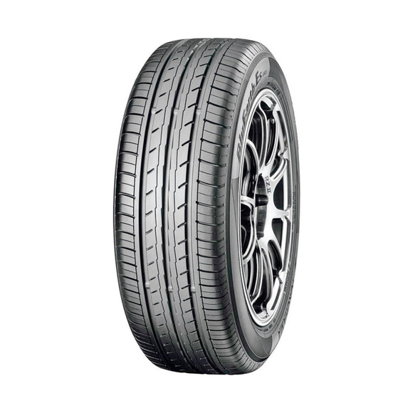 Neumático Yokohama ES32 195/55R16 87V. Imagen referencial; llanta no incluida.