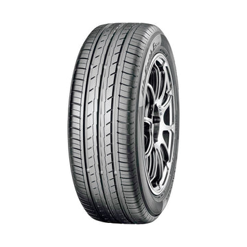 Neumático Yokohama ES32 205/55R16 91V. Imagen referencial; llanta no incluida.