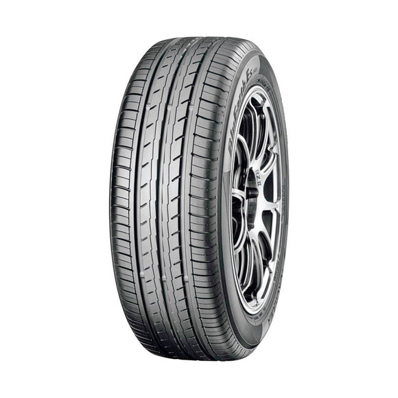 Neumático Yokohama ES32 205/55R16 91V. Imagen referencial; llanta no incluida.