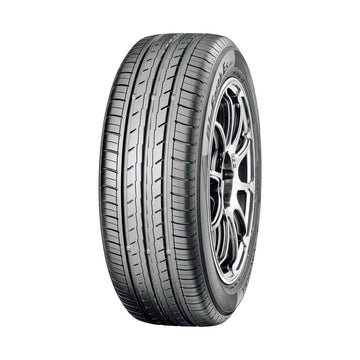 Neumático Yokohama ES32 205/60R16 92H. Imagen referencial; llanta no incluida.