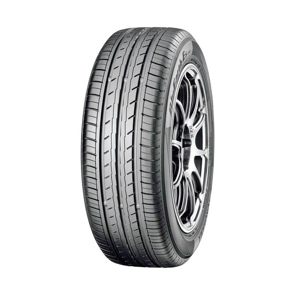 Neumático Yokohama ES32 205/60R16 92H. Imagen referencial; llanta no incluida.