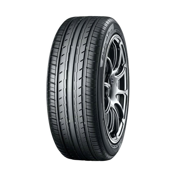 Neumático Yokohama ES32 175/65R14 82T. Imagen referencial; llanta no incluida.