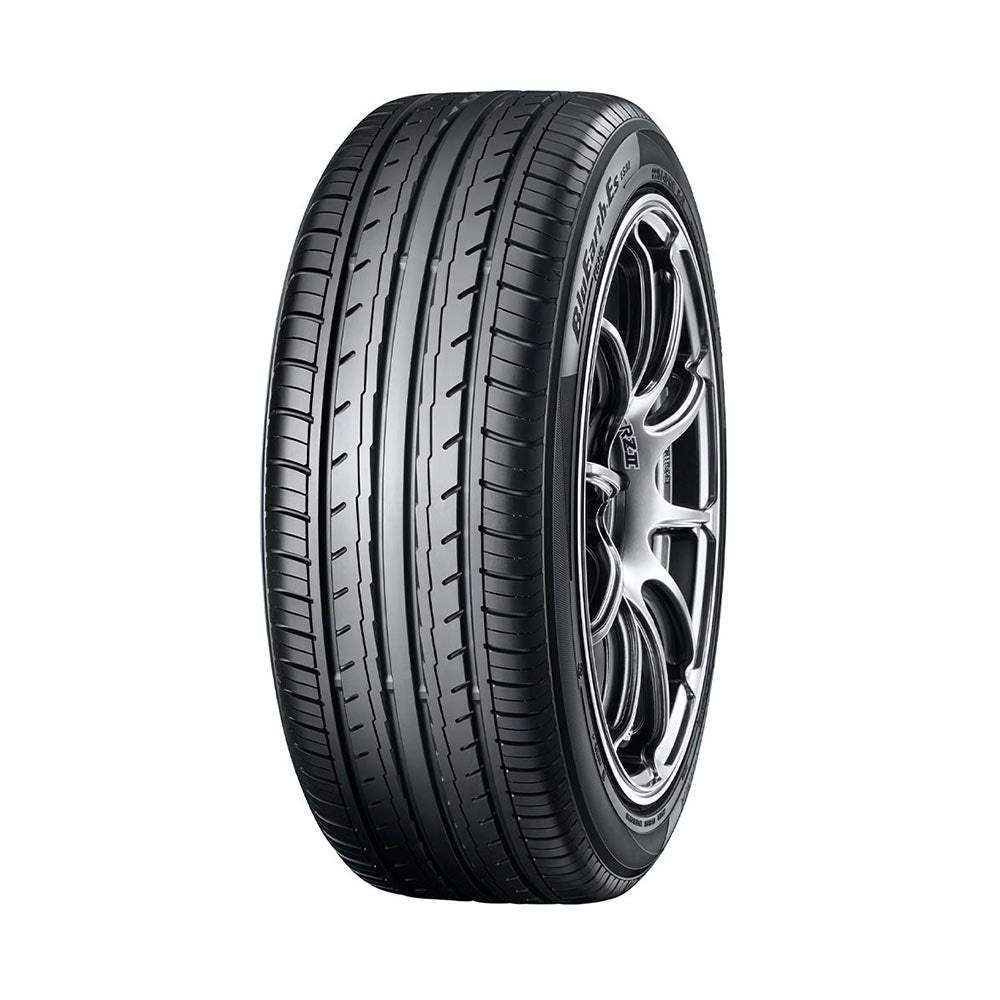 Neumático Yokohama ES32 195/65R15 91T. Imagen referencial; llanta no incluida.