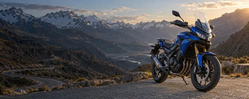 Moto azul en un paisaje cordillerano